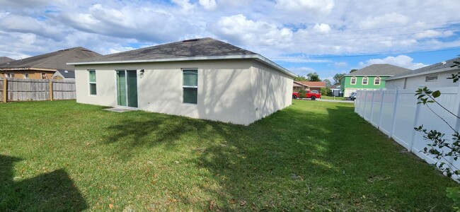 1604 Sail Dr in Poinciana, FL - Foto de edificio - Building Photo