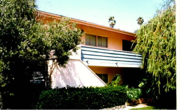 16101 West Sunset Boulevard in Pacific Palisades, CA - Building Photo