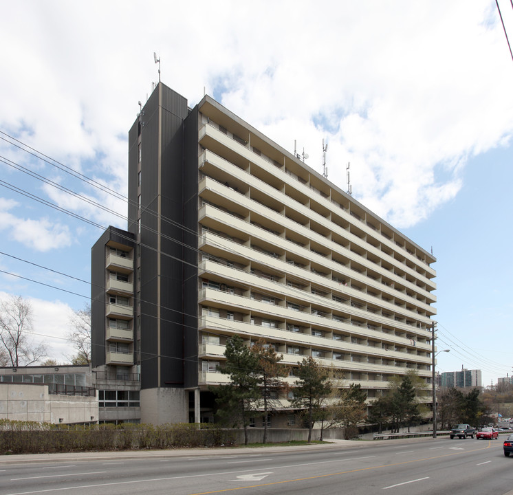 Outlook Manor in Toronto, ON - Building Photo