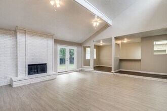 2513 Richmond Dr in Arlington, TX - Foto de edificio - Building Photo