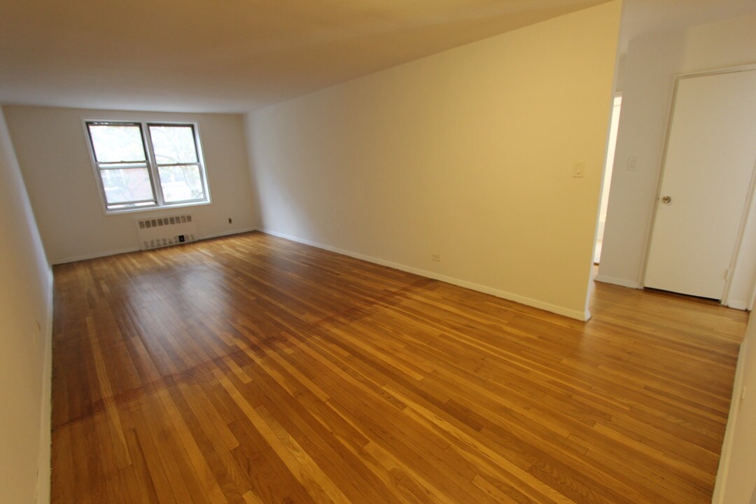 101-01 67th Dr in Queens, NY - Building Photo