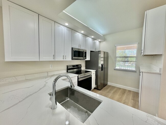 328 Bradstrom Cir in Naples, FL - Building Photo - Building Photo