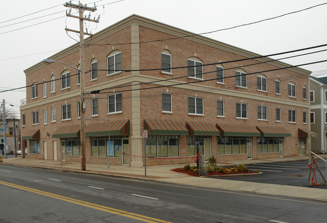 Oak Street Plaza in Copiague, NY - Foto de edificio - Building Photo