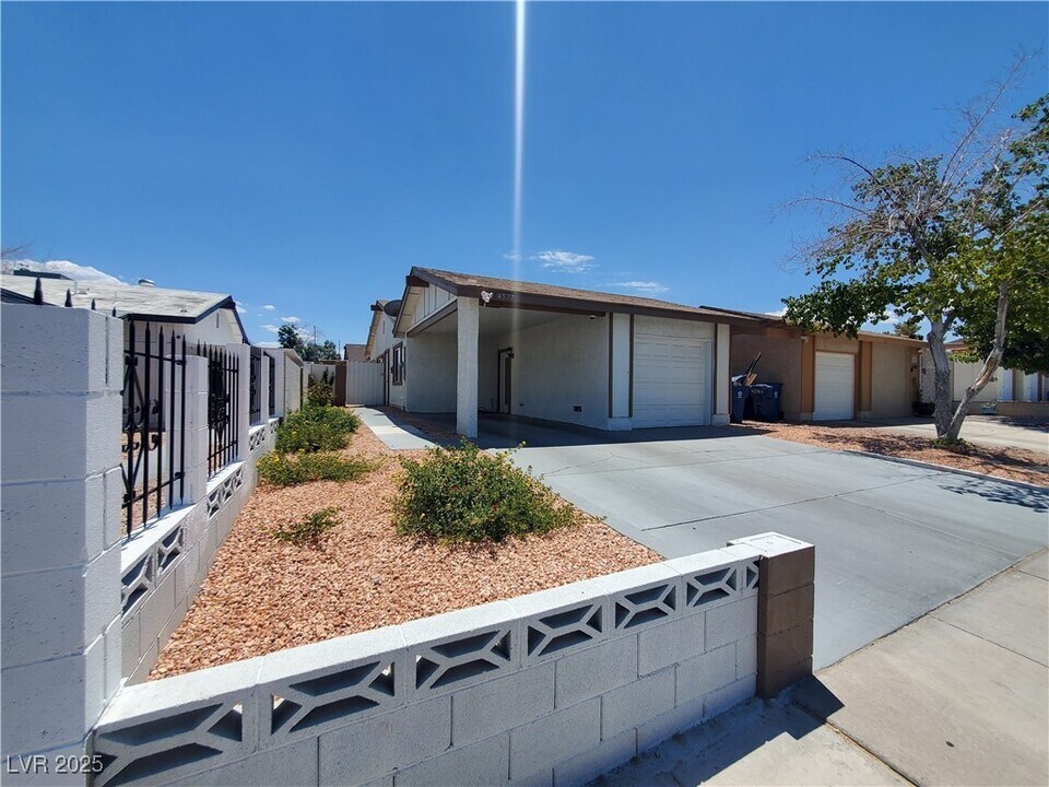 4577 Vía San Marco in Las Vegas, NV - Building Photo