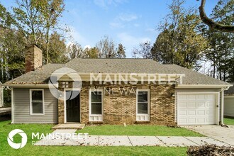 8217 Meadowdale Ln in Charlotte, NC - Building Photo - Building Photo