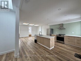 290 Gerrard St E in Toronto, ON - Building Photo