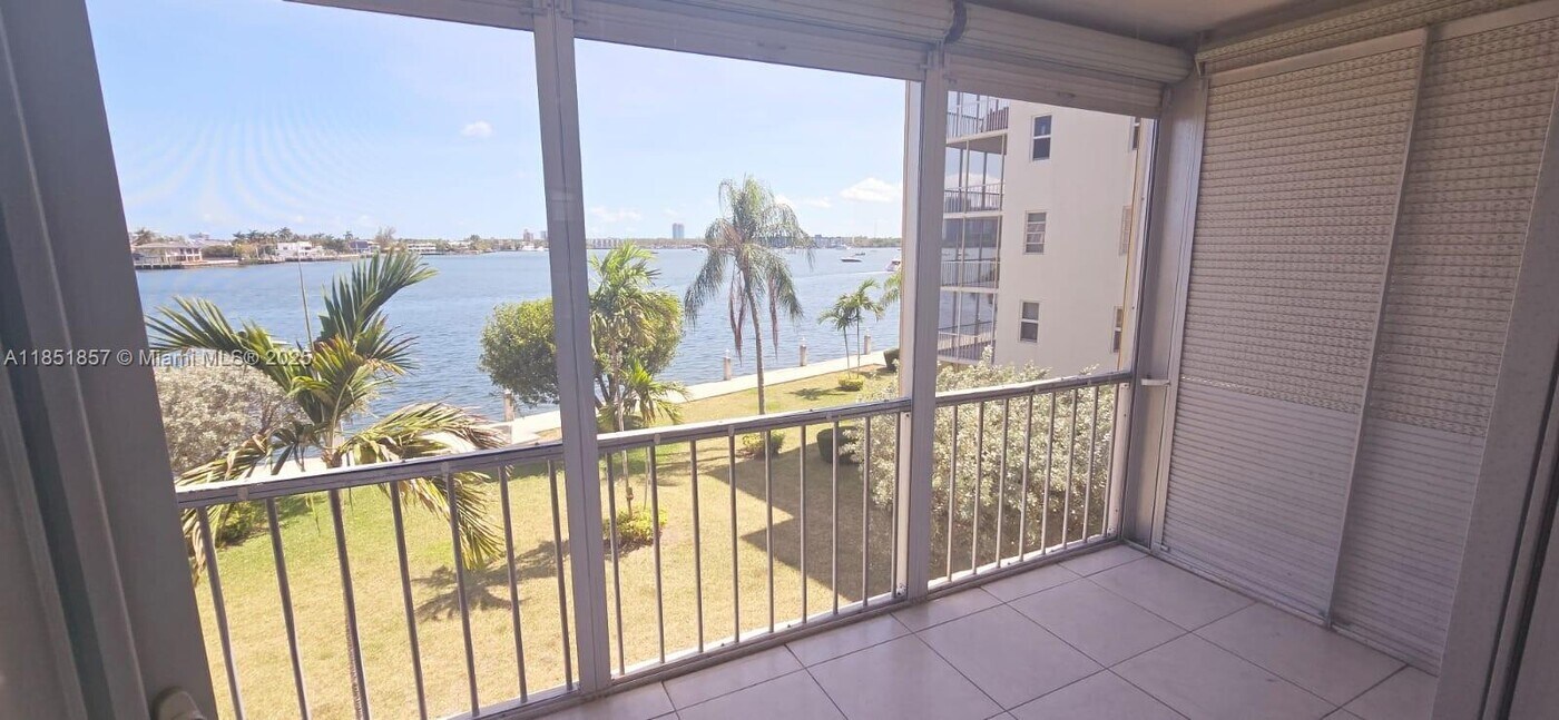 3020 Marcos Dr in Aventura, FL - Building Photo