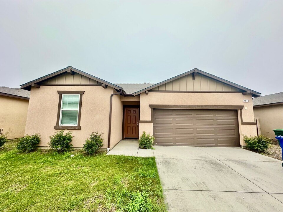 1978 Birchcrest Dr in Madera, CA - Building Photo