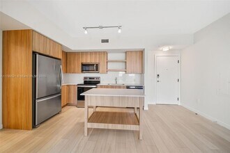 555 NE 8th St, Unit 0601 in Fort Lauderdale, FL - Building Photo - Building Photo