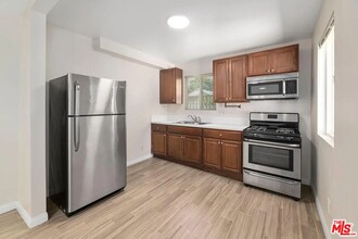 5249 Satsuma Ave in Los Angeles, CA - Building Photo - Building Photo