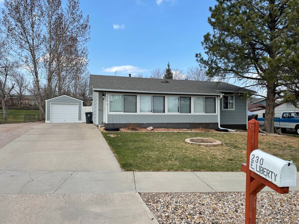 230 E Liberty St in Rapid City, SD - Foto de edificio