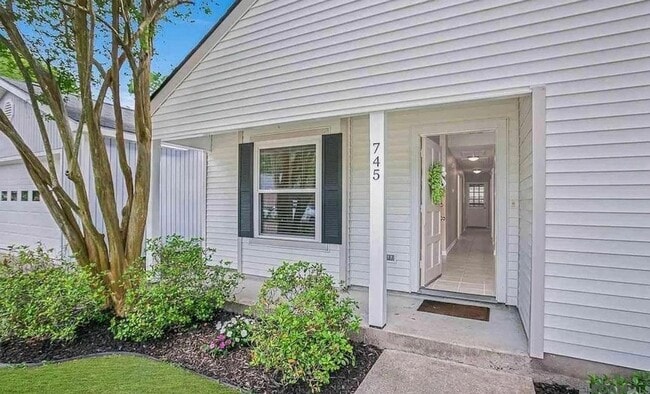 745 Stoney Creek Ave in Baton Rouge, LA - Foto de edificio - Building Photo