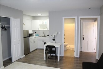 6027 1st Ave S, Unit A in St. Petersburg, FL - Foto de edificio - Building Photo