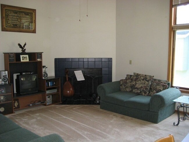 2132 Plaen View Dr in Iowa City, IA - Building Photo - Building Photo