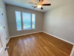 400 West St in Hutto, TX - Building Photo - Building Photo