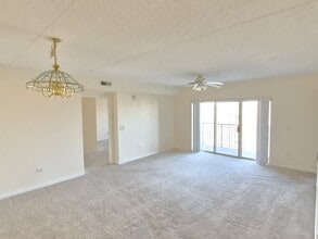 655 Perrie Dr, Unit 501 in Elk Grove Village, IL - Foto de edificio - Building Photo