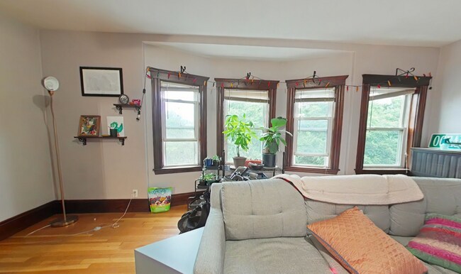 39 Thurston St, Unit 3 in Somerville, MA - Foto de edificio - Building Photo