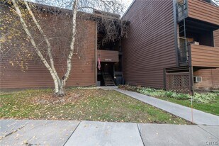 705 Idlewood Blvd N in Baldwinsville, NY - Building Photo