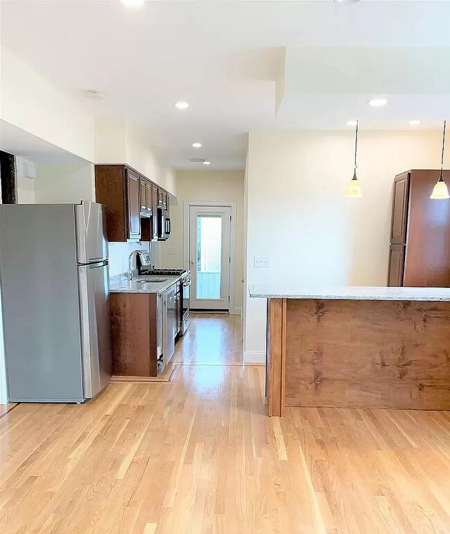 28R Cherry St, Unit 1 in Somerville, MA - Building Photo - Building Photo