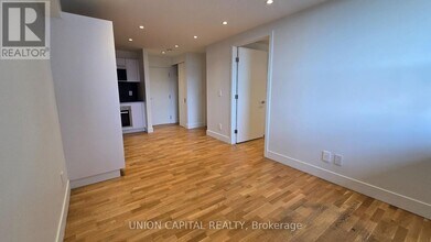 407-230-230 Oak St in Toronto, ON - Building Photo - Building Photo