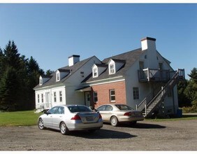 2392 Riverside Dr in Vassalboro, ME - Foto de edificio - Building Photo