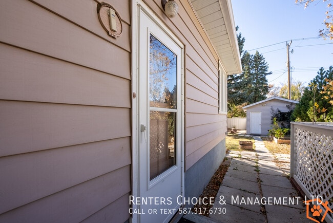 1 Bedroom Pet Friendly, Utilities Included in Lethbridge, AB - Building Photo - Building Photo