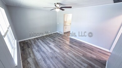1300 Hebron Rd in Hendersonville, NC - Foto de edificio - Building Photo