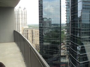 1080 Peachtree St NE, Unit 1705 in Atlanta, GA - Foto de edificio - Building Photo