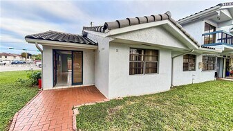 10900 NW 7th St in Miami, FL - Building Photo