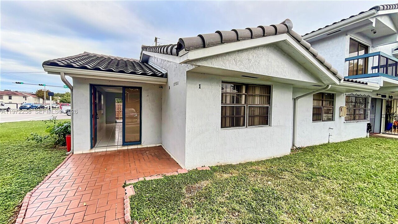 10900 NW 7th St in Miami, FL - Foto de edificio