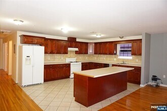 492-494-494 Irvine Turner Blvd, Unit 3 in Newark, NJ - Building Photo - Building Photo