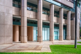 Waikiki Landmark Apartments in Honolulu, HI - Building Photo - Building Photo