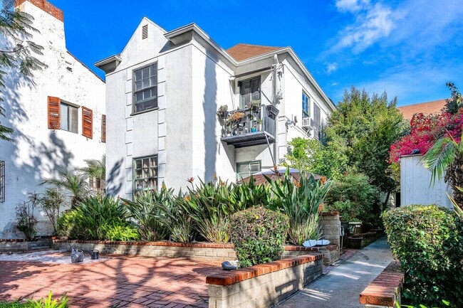 1354 Havenhurst Dr in West Hollywood, CA - Building Photo - Building Photo