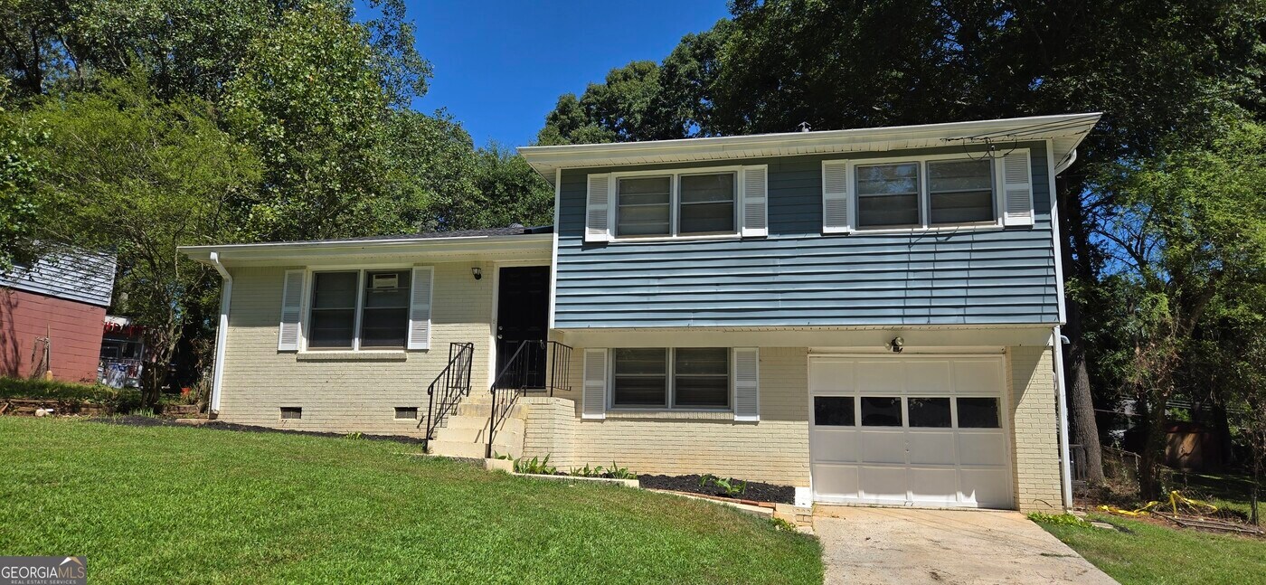 422 Windsor Dr in Forest Park, GA - Building Photo