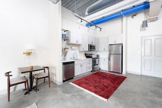 1009 W Juneau Ave in Milwaukee, WI - Foto de edificio - Building Photo