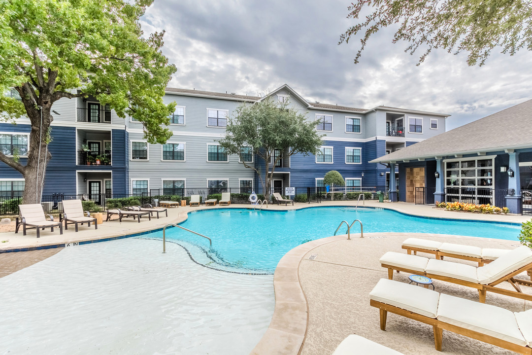 Urban House in Dallas, TX - Foto de edificio