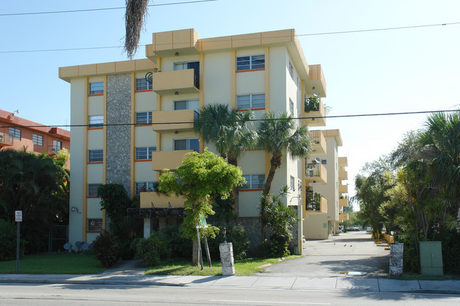 555 NW 72nd Ave in Miami, FL - Building Photo - Building Photo