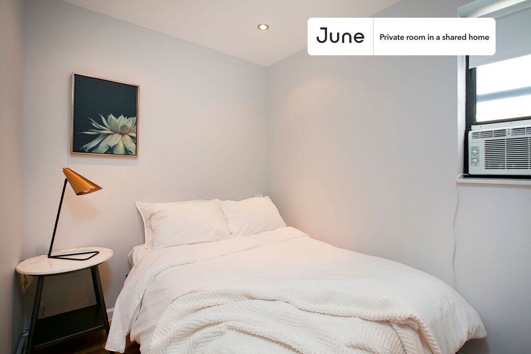 Private bedroom in 3 bed/1 bath Home in New York, NY - Building Photo