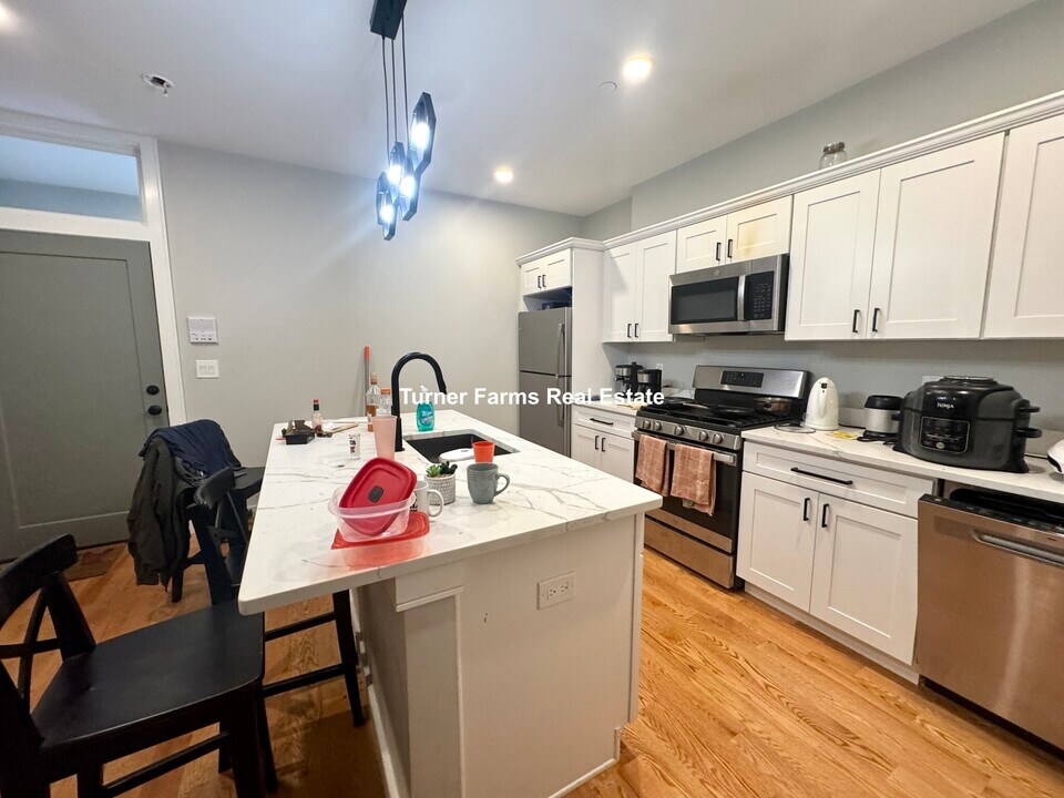 16 Baker Ct, Unit 1 in Boston, MA - Building Photo