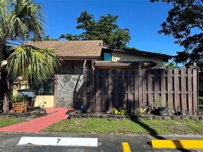 212 Briarwood Cir in Hollywood, FL - Building Photo - Building Photo