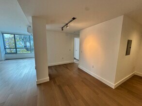 8 Buchanan St in San Francisco, CA - Foto de edificio - Building Photo