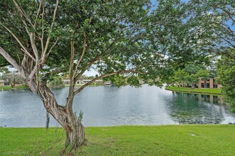 1851 NW 96th Terrace in Pembroke Pines, FL - Foto de edificio - Building Photo