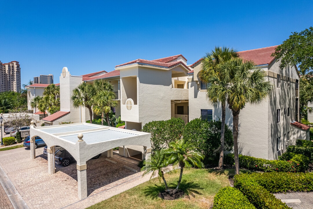 Valencia at Pelican Bay in Naples, FL - Foto de edificio