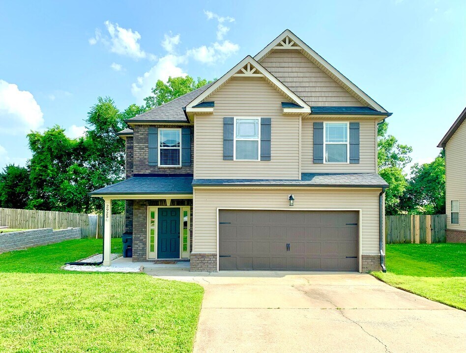 2925 McManus Cir in Clarksville, TN - Foto de edificio