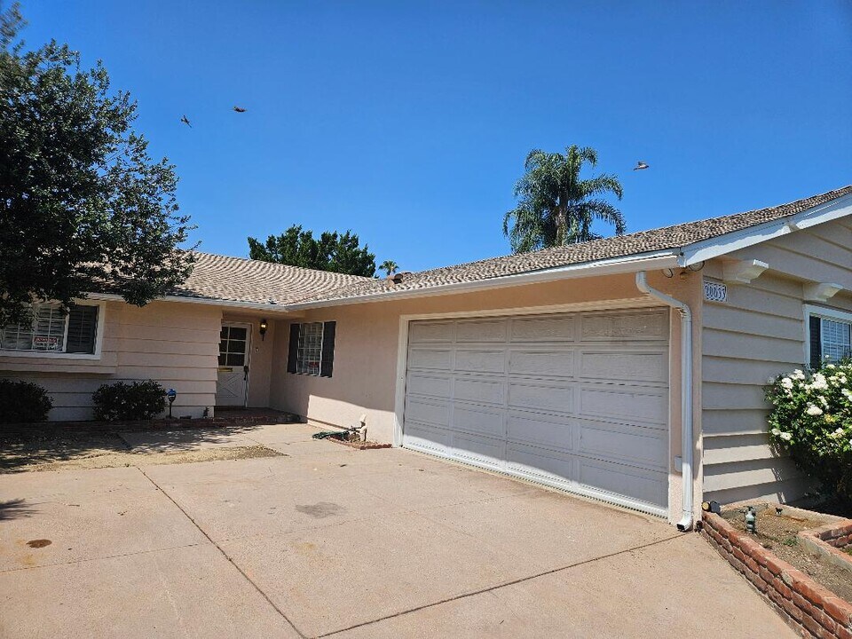 20033 Ingomar St in Los Angeles, CA - Building Photo