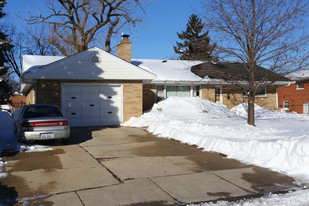 2504 Dunlay Ct in Waukegan, IL - Building Photo