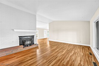 9195 Glenwood Trail in Brecksville, OH - Foto de edificio - Building Photo