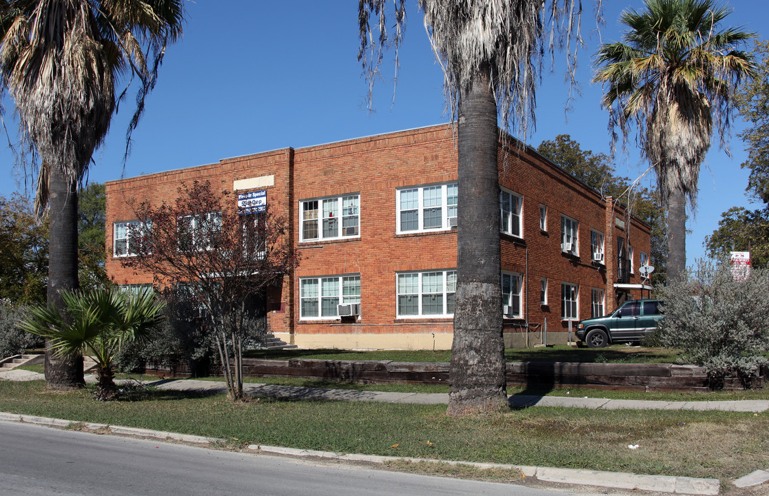 1409 W Woodlawn Ave in San Antonio, TX - Foto de edificio