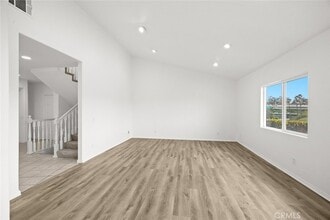 554 Bonita St, Unit 215 in Los Angeles, CA - Building Photo - Building Photo