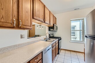 2321 E 70th Pl in Chicago, IL - Foto de edificio - Building Photo